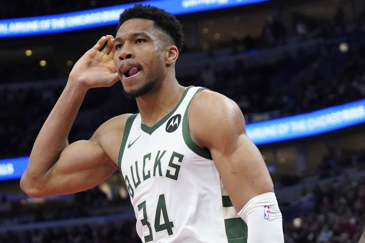 Milwaukee Bucks forward Giannis Antetokounmpo (34) gestures after dunking the ball against the Chicago Bulls 